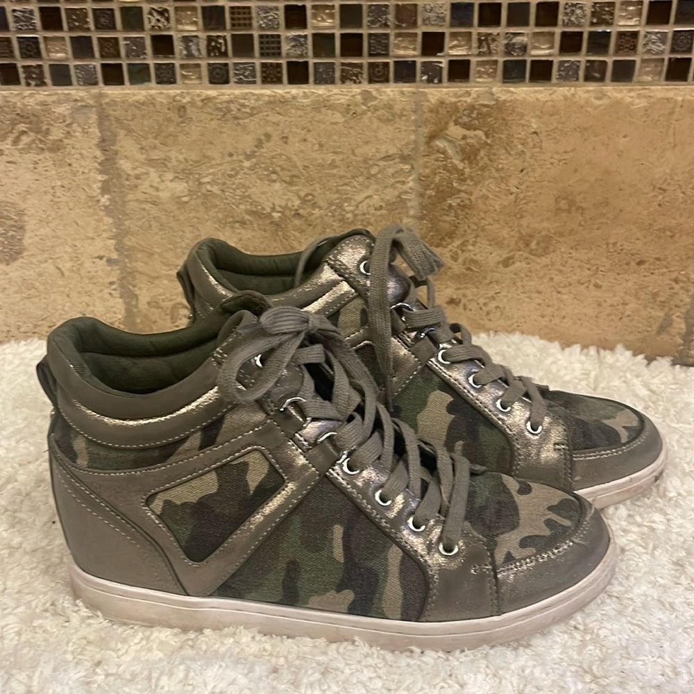 Camo lace up  sneaker